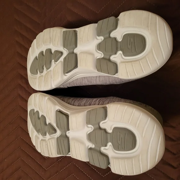 Skechers Gray Athletic Shoes - Picture 6 of 6